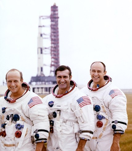 800px-(Left_to_right)_Pete_Conrad,_Dick_Gordon,_and_Al_Bean_pose_with_the_Apollo_12_Saturn_V